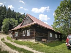  Chalupársky raj na polosamote v horách: Drevenica s kamennou budovou, 